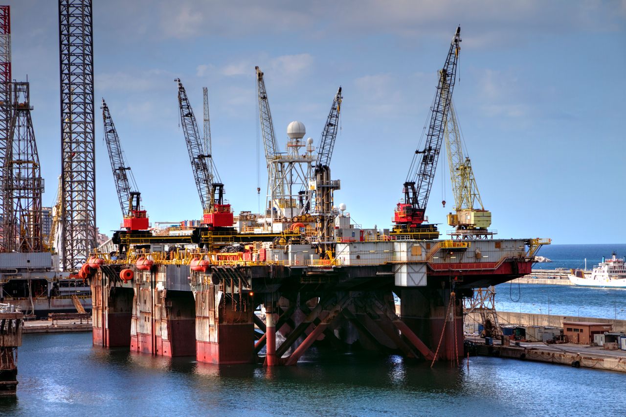 O mnie Offshore oil platform with cranes in Palermo harbor, capturing industrial and marine infrastructure.